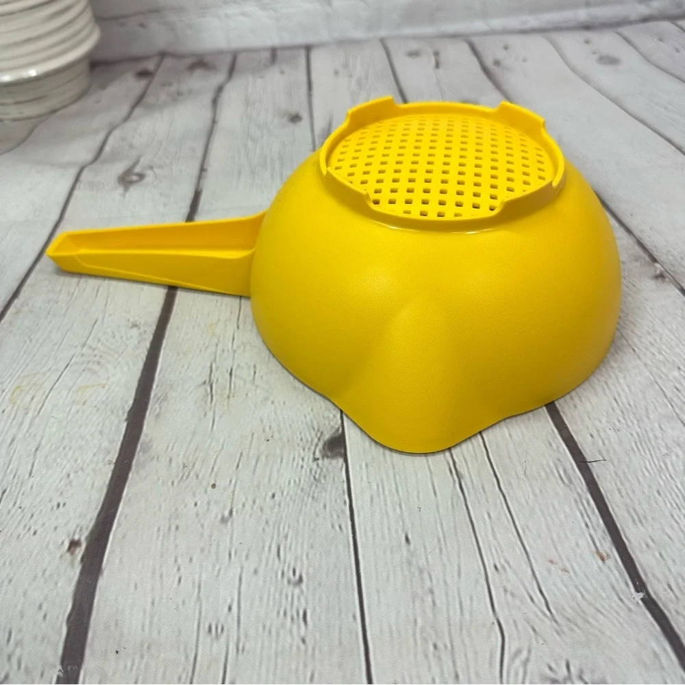 vtg retro Tupperware bright Yellow 1 qt Colander strainer double pour